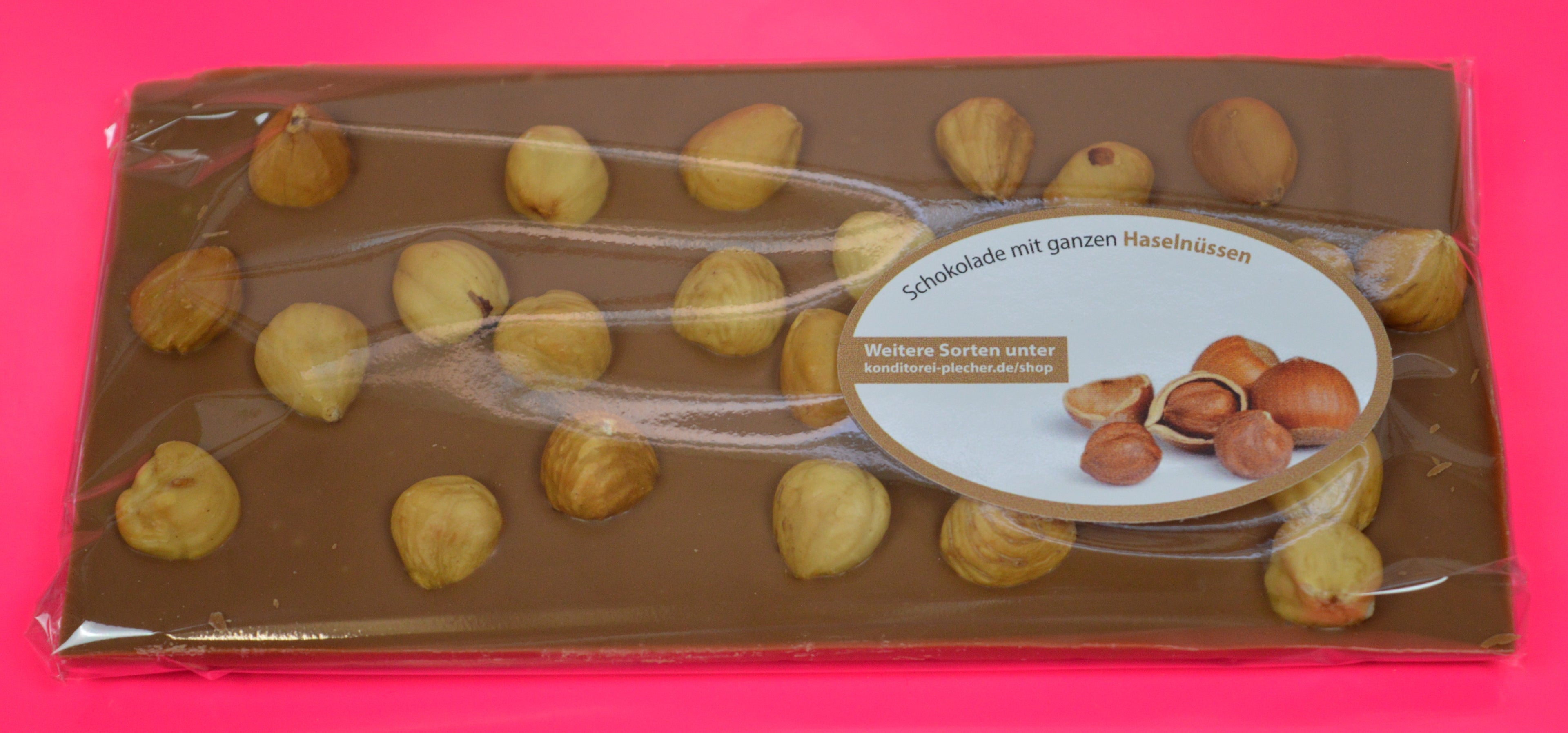 Vollmilchschokolade mit ganzen Haselnüssen